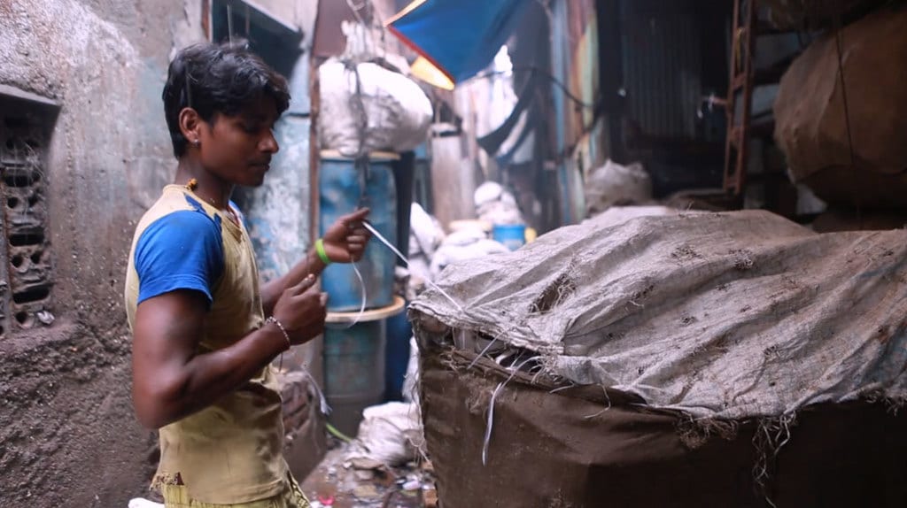 Vivere e lavorare senza mai uscire dallo slum di Mumbai